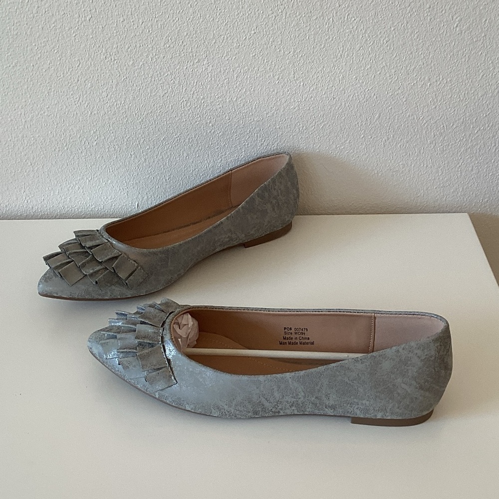 New WB Journee collection Elegant Gray Women's Flats‎